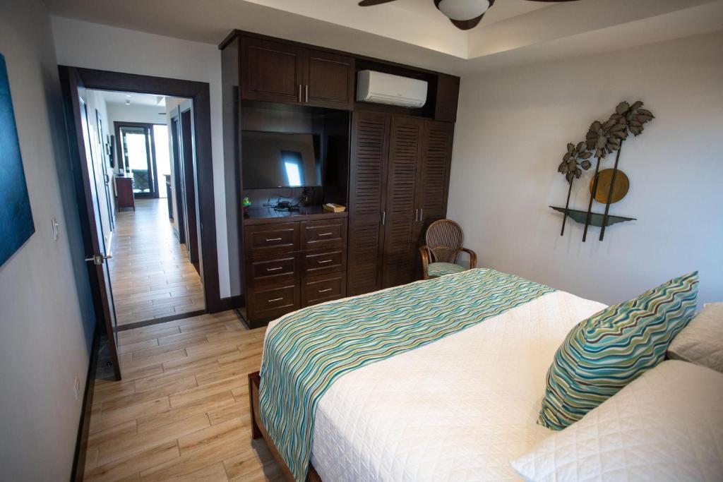 Postel nebo postele na pokoji v ubytování 360 Splendor 207B-Ocean View Condo-Breakfast Included!