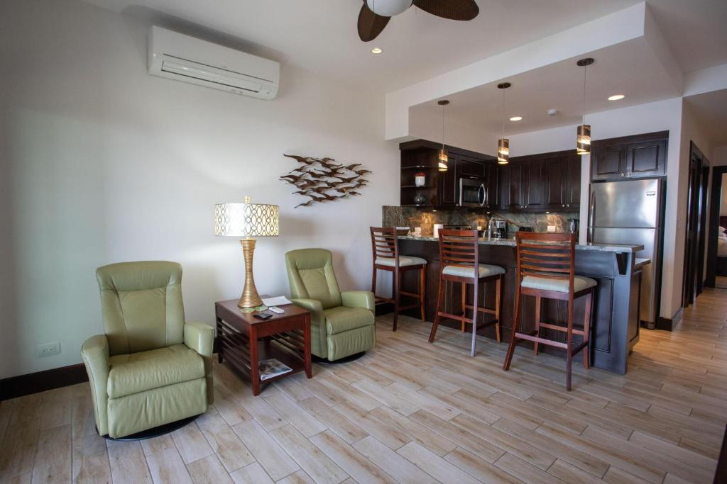 Posezení v ubytování 360 Splendor 207B-Ocean View Condo-Breakfast Included!