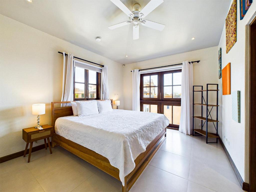 Postel nebo postele na pokoji v ubytování Miraflores 42 Ocean View Condo At Las Catalinas
