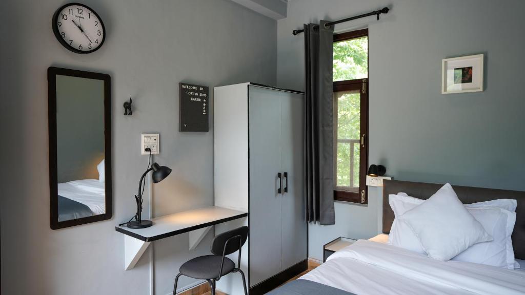 Postel nebo postele na pokoji v ubytování Sort By Stays, Kareri