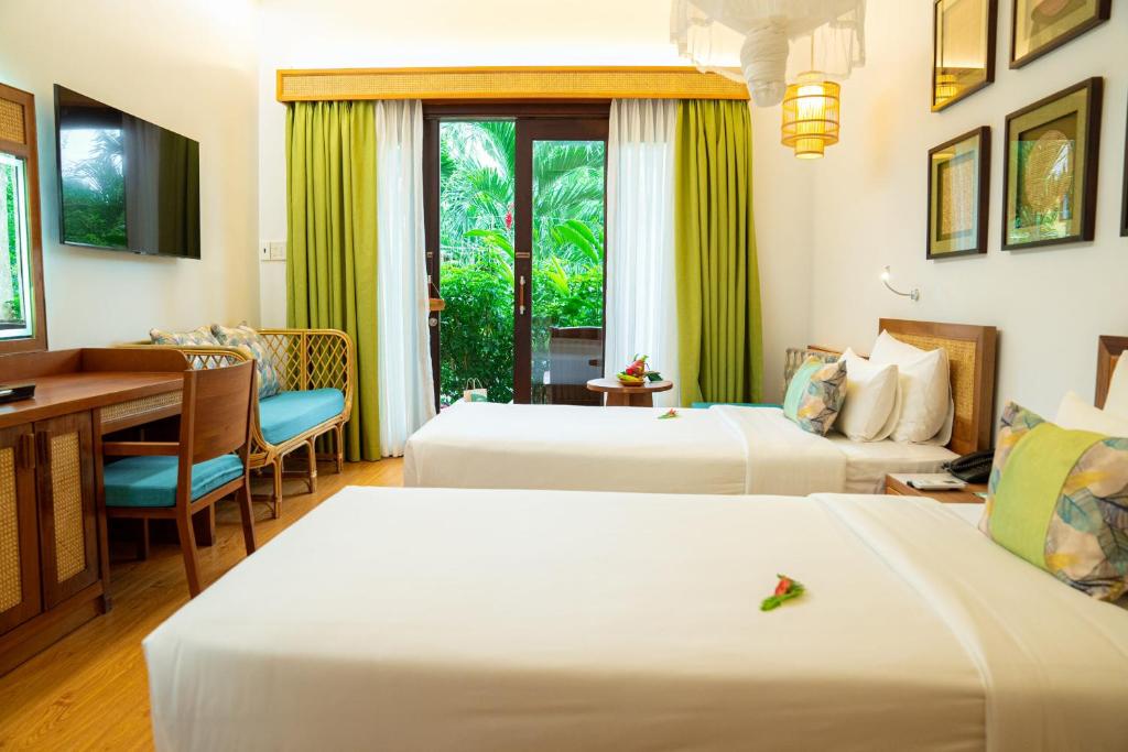 Cozy Double or Twin Room with Shared Balcony
