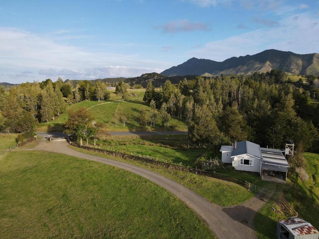 une vue aérienne d'une maison sur une colline dans l'établissement Cottage at Te Kaone, à Broadwood