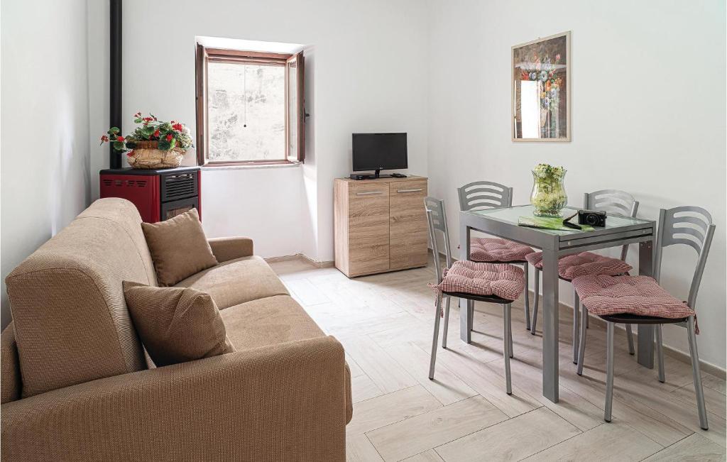 salon z kanapą i stołem w obiekcie Cozy Home In Torraca With Wifi w mieście Torraca