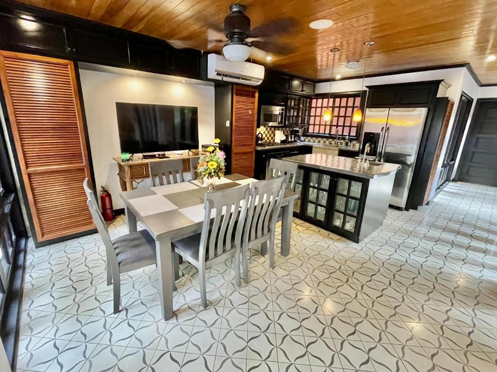 TV a/nebo společenská místnost v ubytování Villa Cerca Del Mar 6- 3Br House With Pool