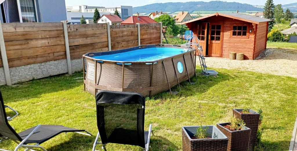Nespecifikovaný výhled na hory nebo výhled na hory při pohledu z chaty