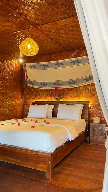 Postel nebo postele na pokoji v ubytování Three Queen Villa and Homestay