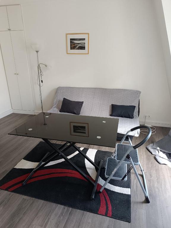 - une table avec un ordinateur portable dans la chambre dans l'établissement Buttes Chaumont, à Paris