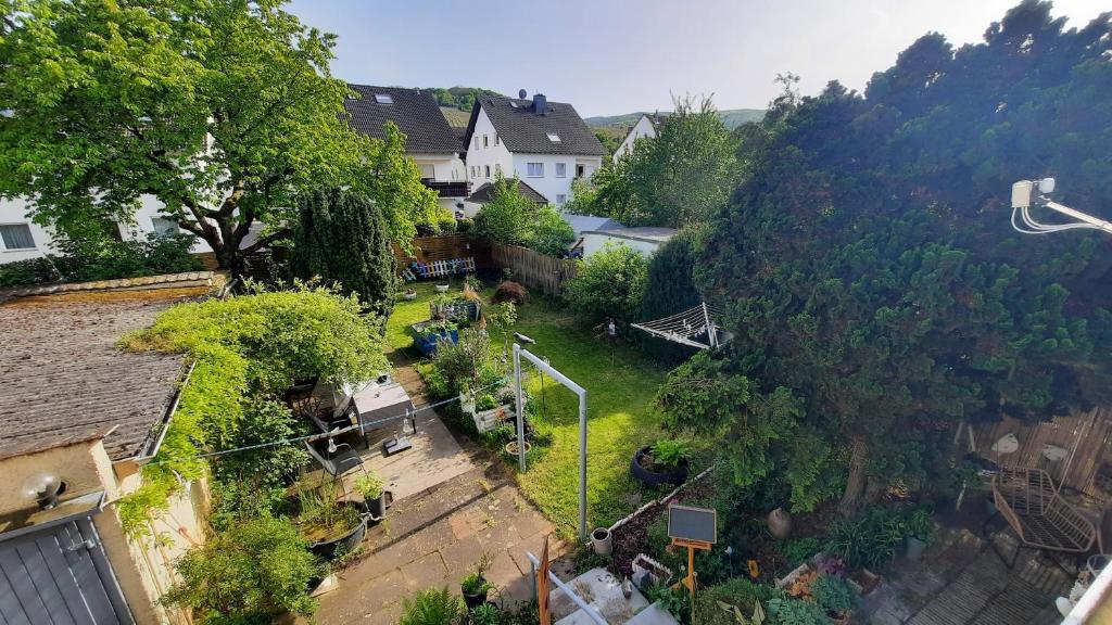 una vista aérea de un jardín en una casa en Ferienwohnung Maria Magdalena, en Bad Neuenahr-Ahrweiler