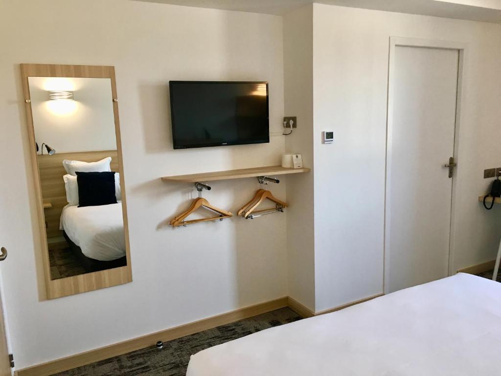 Brit Hotel Martigues Nord - Deluxe Triple Room