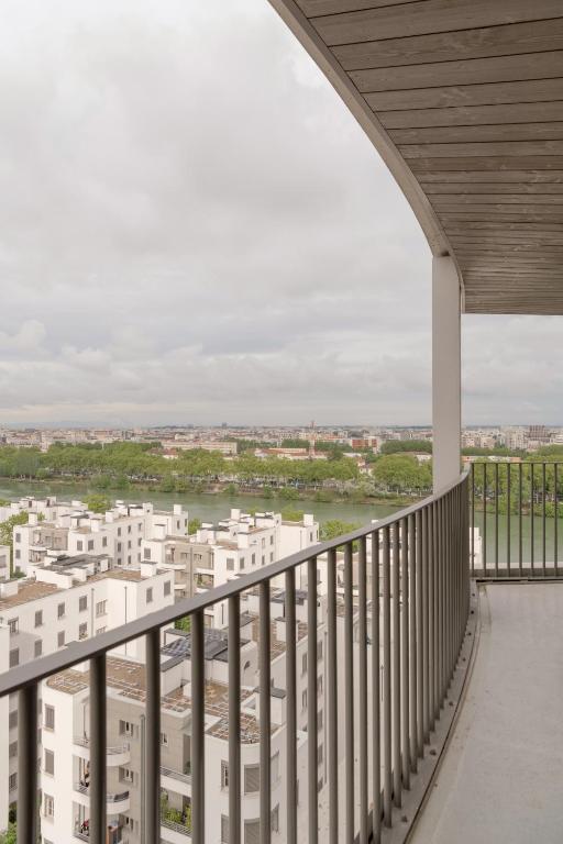 un balcon avec vue sur une ville dans l'établissement Appartement 3 chambres confluence haut standing 6 personnes, à Lyon