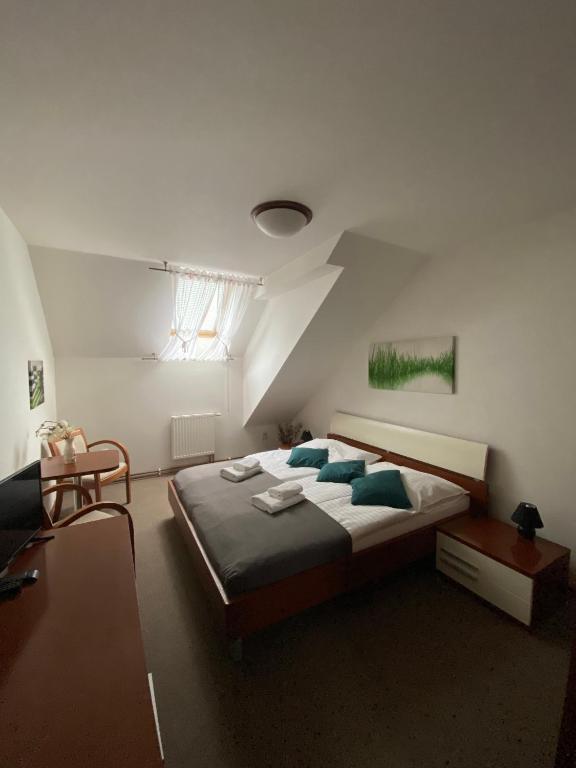 Postel nebo postele na pokoji v ubytování Pivovarský Hotel