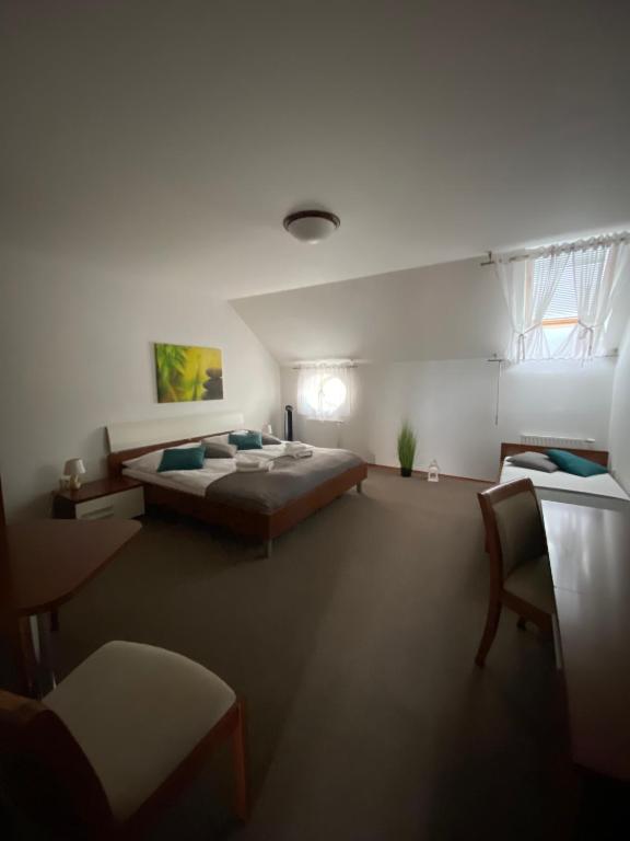 Postel nebo postele na pokoji v ubytování Pivovarský Hotel