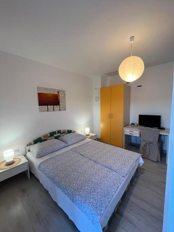 Postel nebo postele na pokoji v ubytování Apartments Mais Tisno