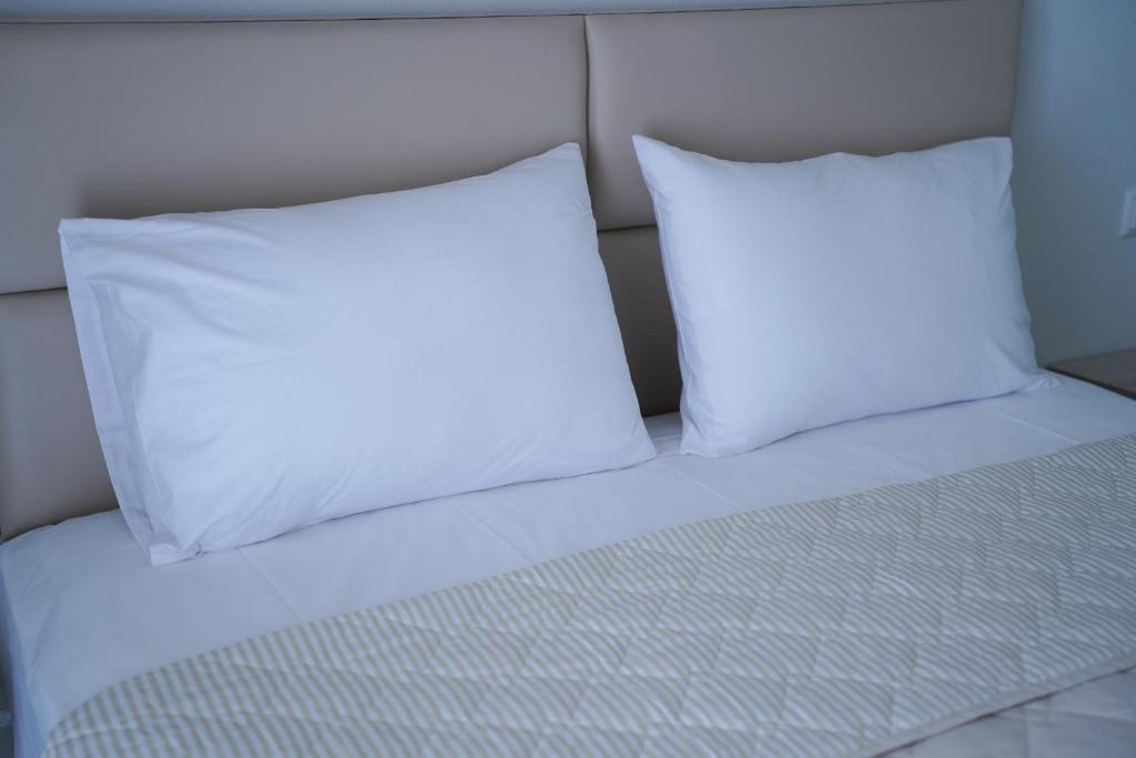 Postel nebo postele na pokoji v ubytování Hotel Lefkes