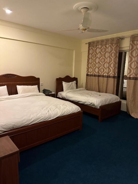Postel nebo postele na pokoji v ubytování Desert One Hotel Skardu