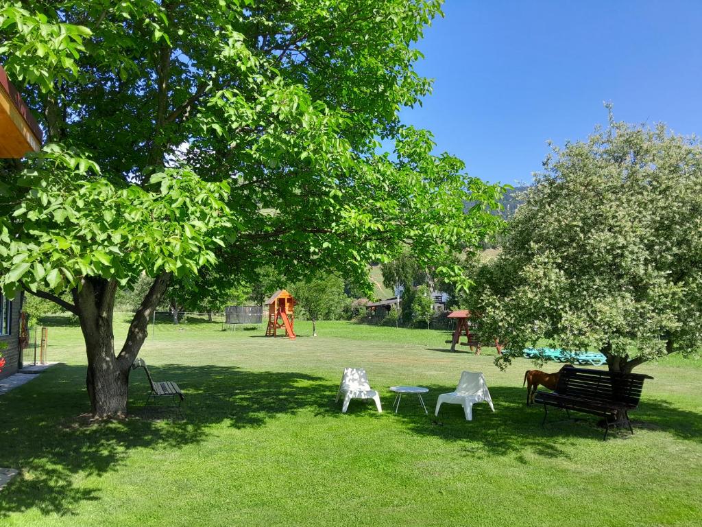 Κήπος έξω από το la remus 2