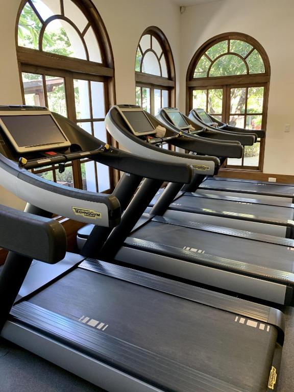 Fitness centrum a/nebo fitness zařízení v ubytování Miraflores 42 Ocean View Condo At Las Catalinas