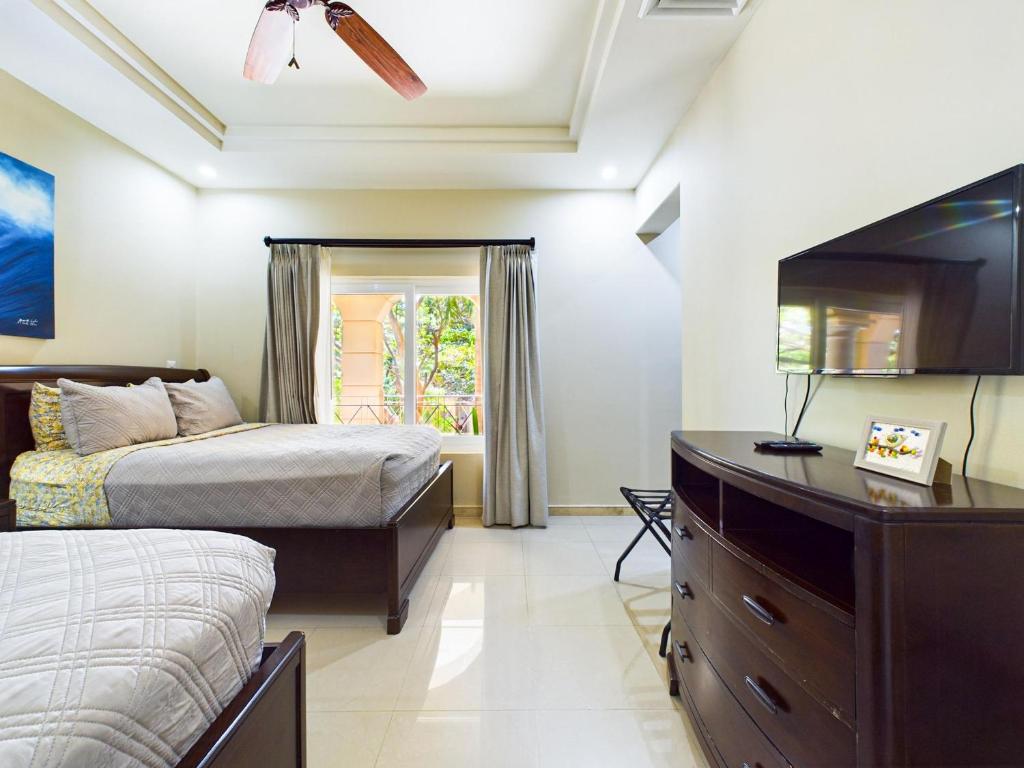 Postel nebo postele na pokoji v ubytování Matapalo 205- 2 Bedroom Condo At Tamarindo