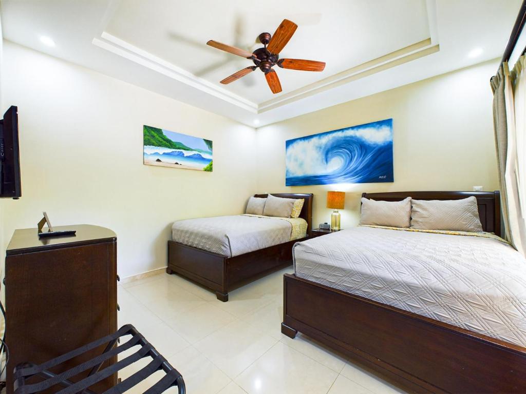 Postel nebo postele na pokoji v ubytování Matapalo 205- 2 Bedroom Condo At Tamarindo