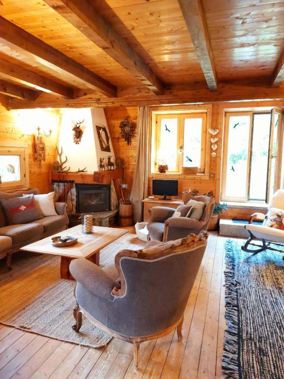 Uma área de estar em "CHALET dei FIORI" room & apartment
