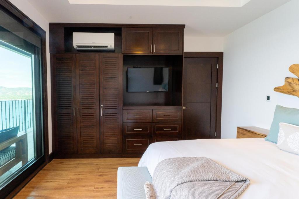 Postel nebo postele na pokoji v ubytování 360 Splendor 104A-Ocean View 2 Br Condo-Breakfast Included!