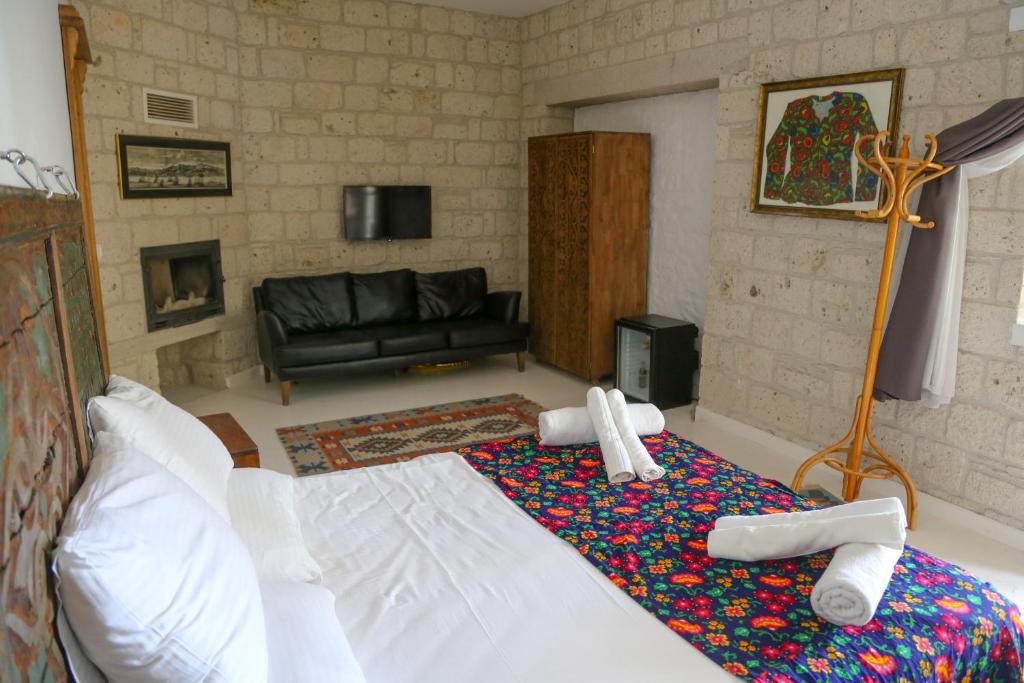 TV a/nebo společenská místnost v ubytování Rikas Boutique Otel