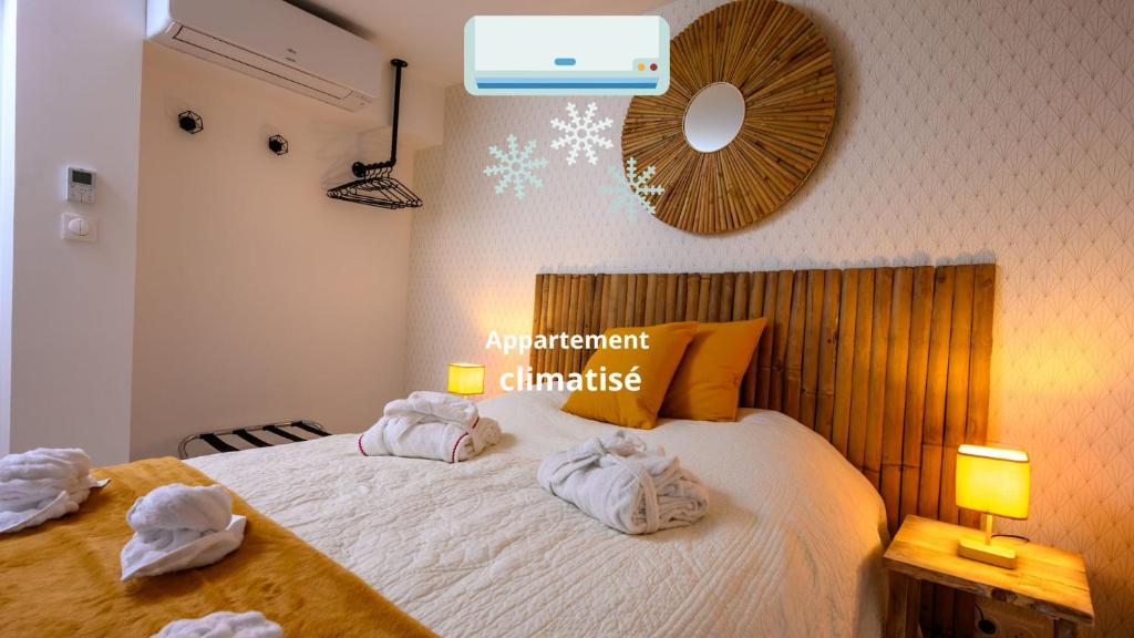 une chambre avec un lit avec des serviettes dessus dans l'établissement COZY F2 40m2 Appartement Climatisé Château, à Montbéliard