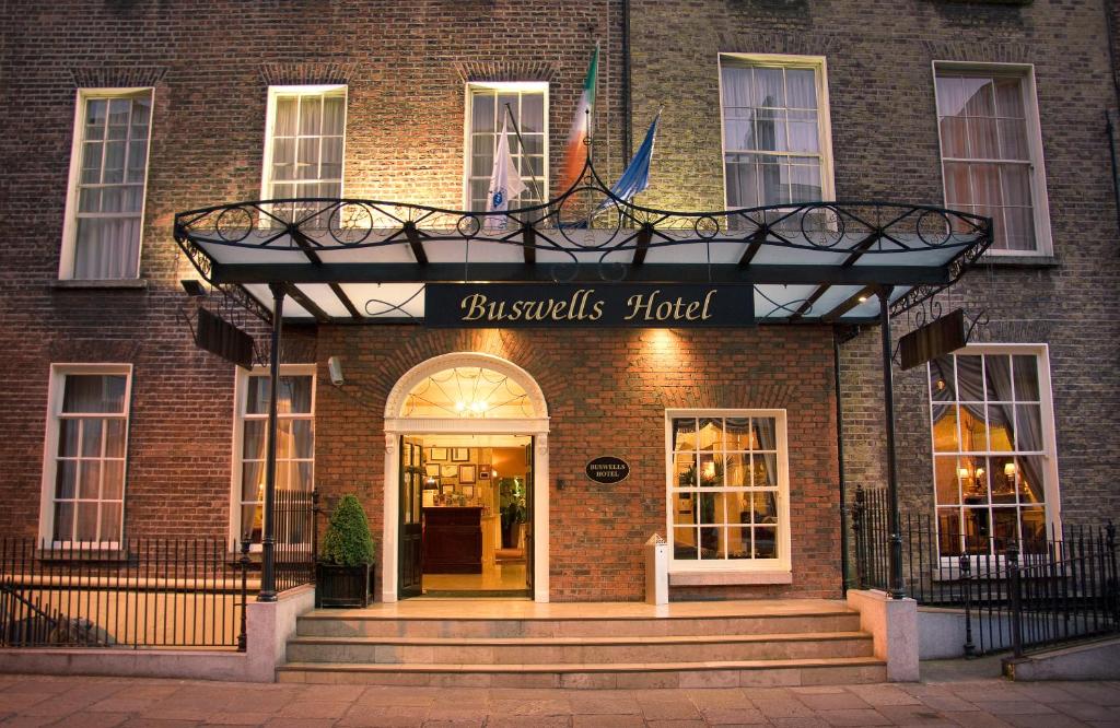 都柏林的住宿－巴斯韋爾酒店，一座砖砌建筑,上面标有读铜器的标志