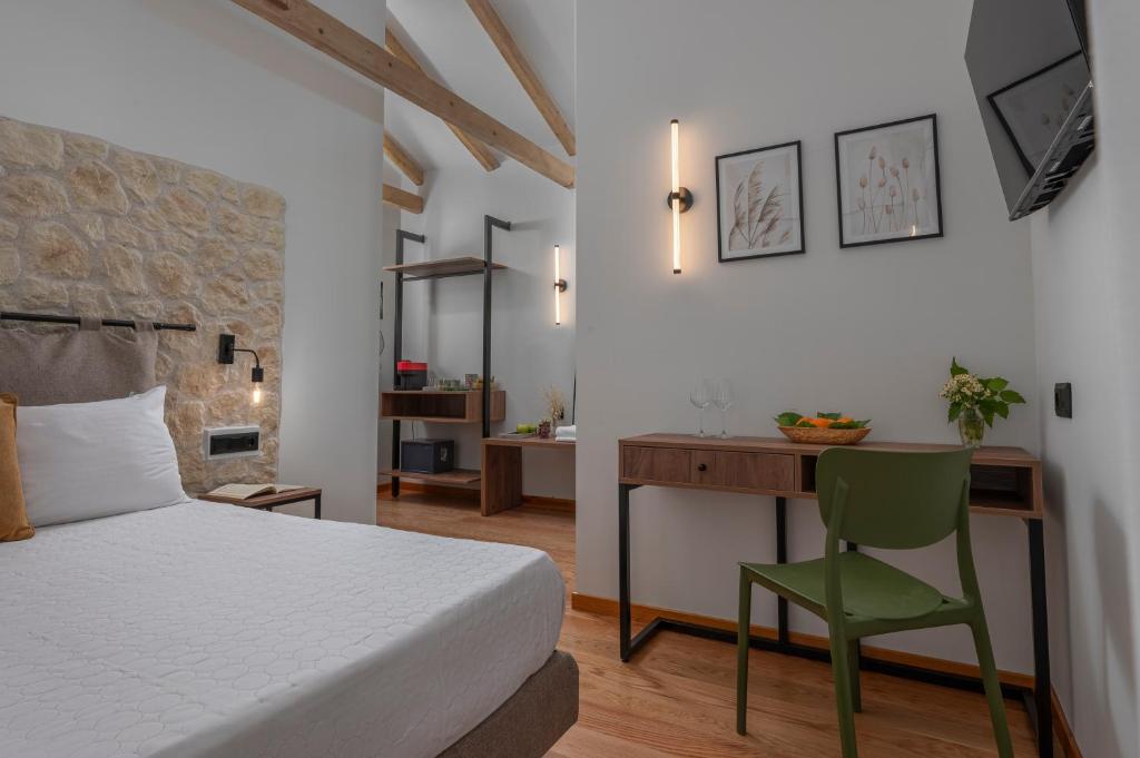 een slaapkamer met een bed, een bureau en een stoel bij Arca Deorum in Vytina