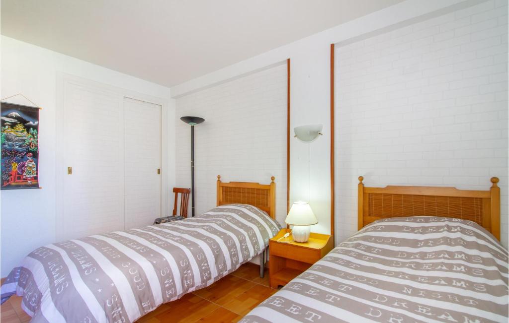 Postel nebo postele na pokoji v ubytování 2 Bedroom Cozy Apartment In Gandia