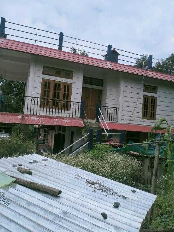 a house with a damaged roof in front of it at Yanki in Yekhum