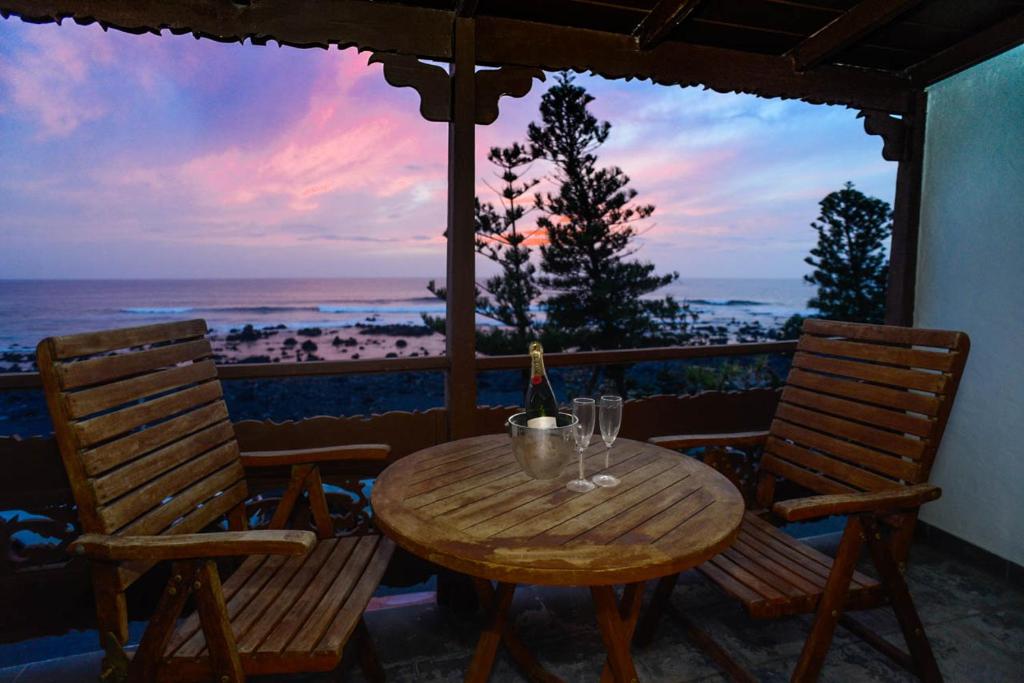 Una mesa y sillas en un balcón con vista al mar. en Buenavista Ocean Sunset, en El Golfo