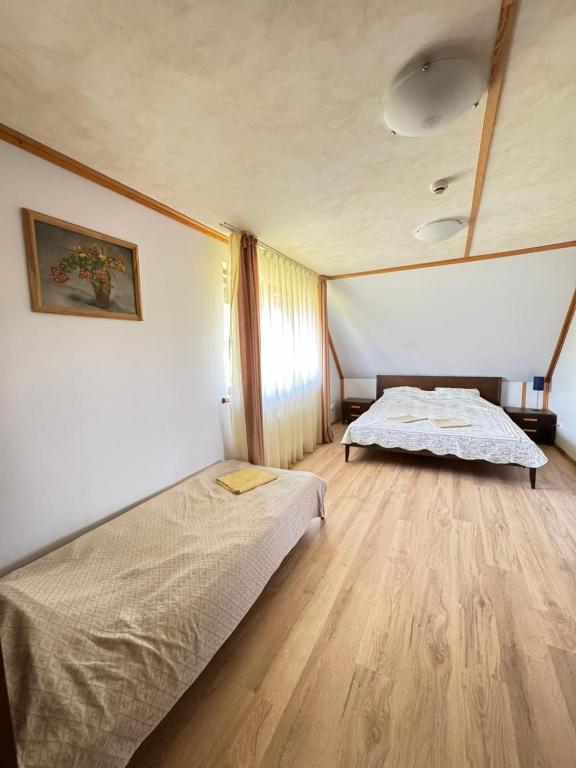Postel nebo postele na pokoji v ubytování Vonadziņi