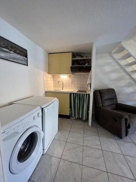 Kuchyňa alebo kuchynka v ubytovaní Maisonnette, résidence au calme avec terrasse et parking privé 4AM21