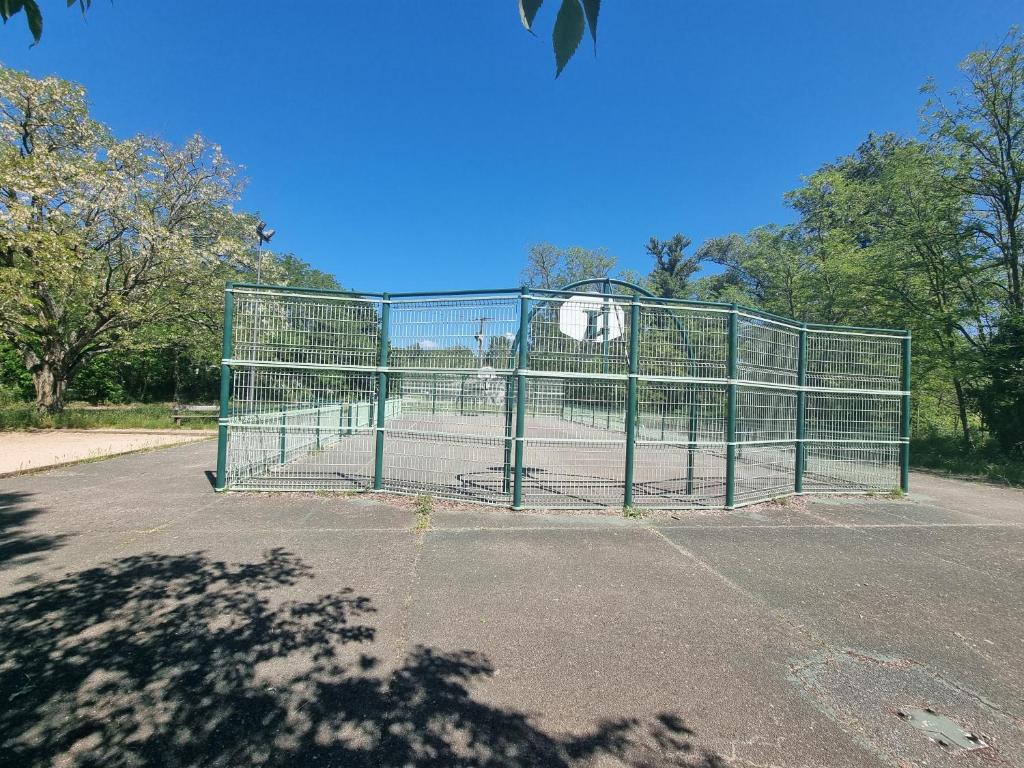 Tenis a/nebo squash v ubytování Le Colibri nebo okolí
