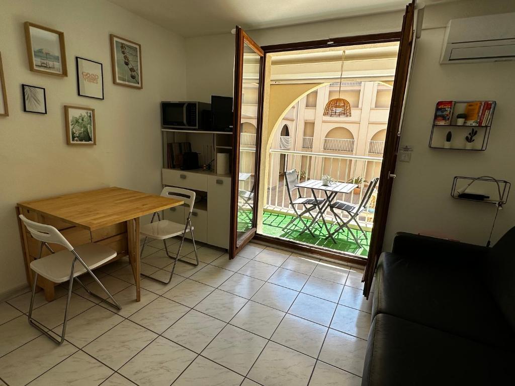 Kuchyňa alebo kuchynka v ubytovaní Studio 3 pers climatisé rénové, au calme, idéalement situé proche St Raphael-St Tropez, plage et commerces à pieds