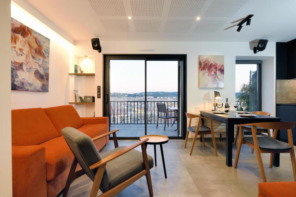 Ruang duduk di Aix Rooftop Appartement Luxe T2 - hypercentre Rotonde - Terrasse - Vue - Parking