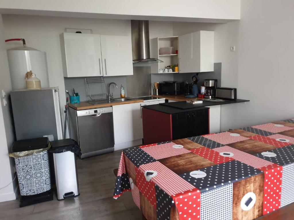 una cocina con cajas en el suelo en una habitación en La maison de Nadège, en Lion-sur-Mer