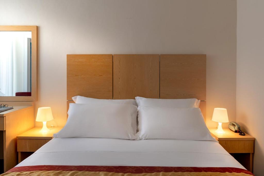Postel nebo postele na pokoji v ubytování Hotel Cristina Corona