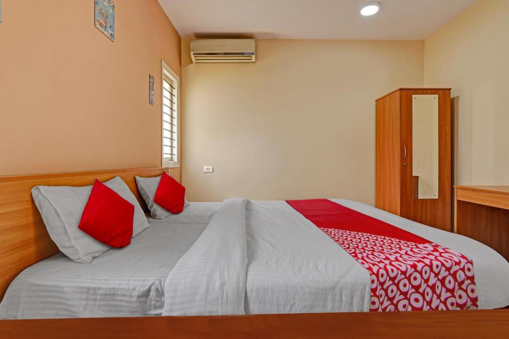 Postel nebo postele na pokoji v ubytování Super Hotel O Indra Suites
