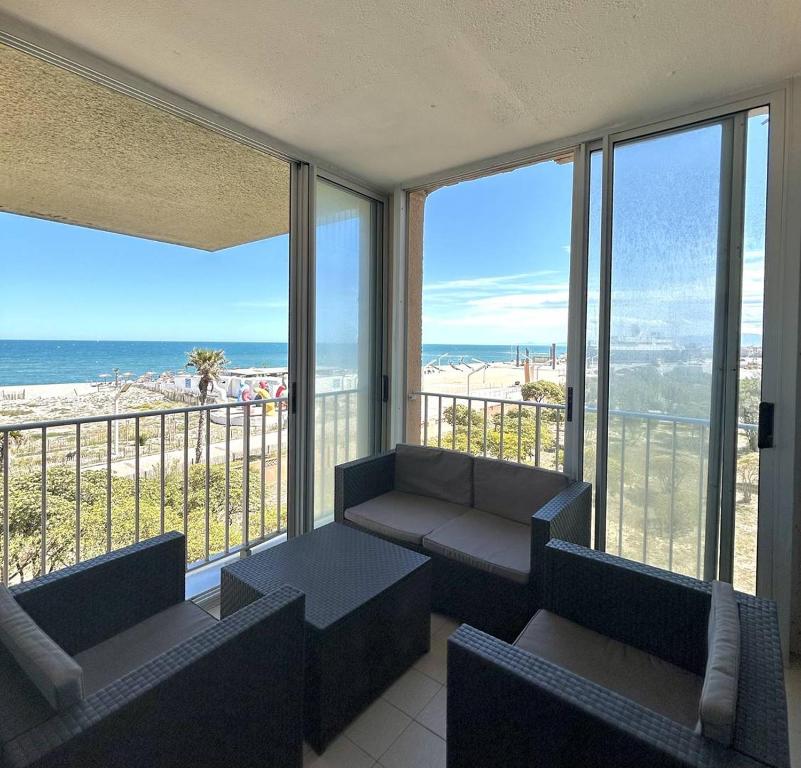 - un salon avec vue sur la plage dans l'établissement Superbe appartement vue mer- parking - 6SAR118C, au Barcarès