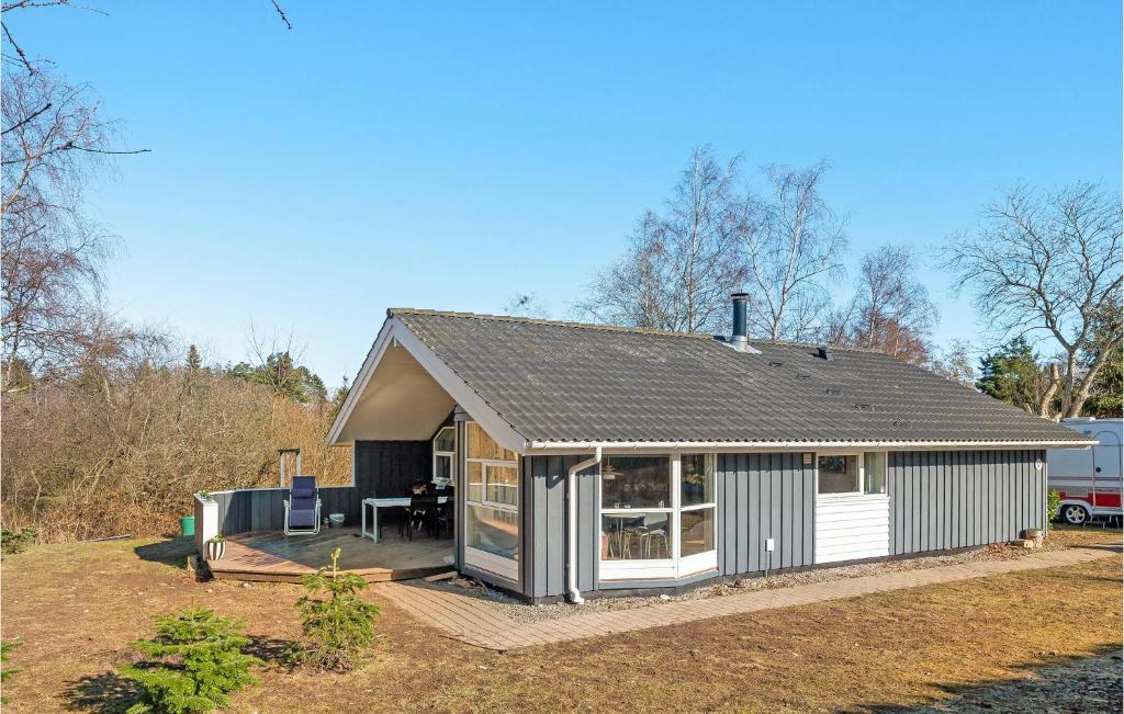 Casa pequeña con terraza y mesa en Gorgeous Home In Græsted With Sauna, en Græsted