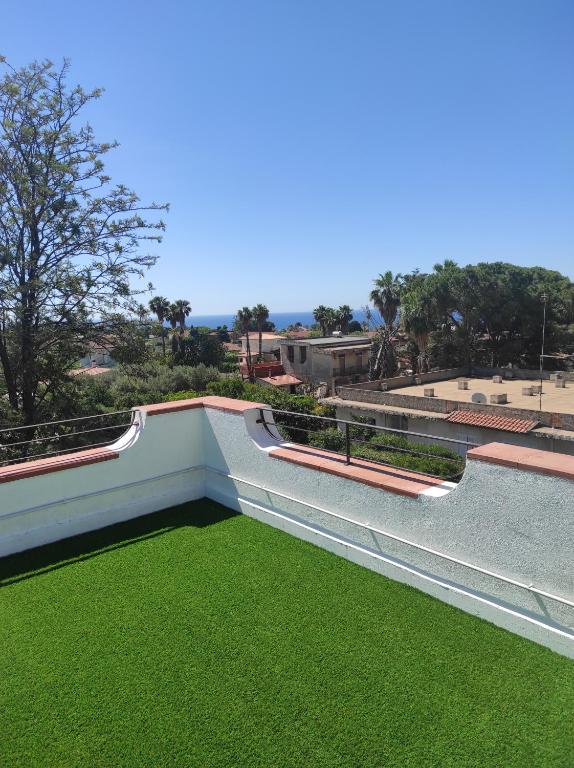 un bâtiment avec de l'herbe verte dessus dans l'établissement Happy Holiday Villa, à Syracuse