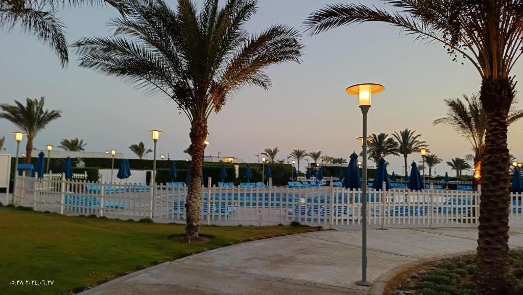Bazén v ubytování Mousa coast Resort شالية كامل للايجار موسي كوست nebo v jeho okolí