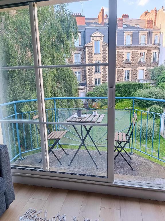 une vue d'un balcon avec une table et des chaises dans l'établissement Studio Kleber, à Nantes