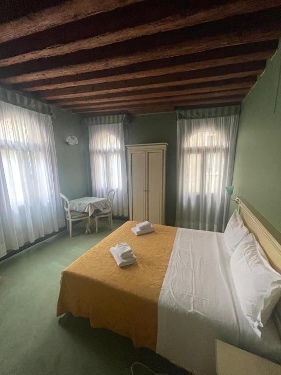 Postel nebo postele na pokoji v ubytování Locanda Ruga Rialto