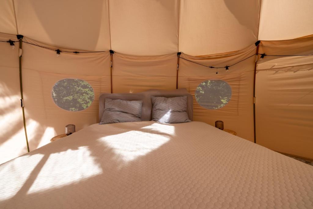 Postel nebo postele na pokoji v ubytování Holmegaard vin og glamping