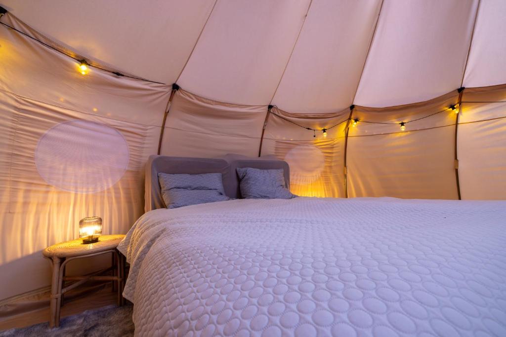 Postel nebo postele na pokoji v ubytování Holmegaard vin og glamping