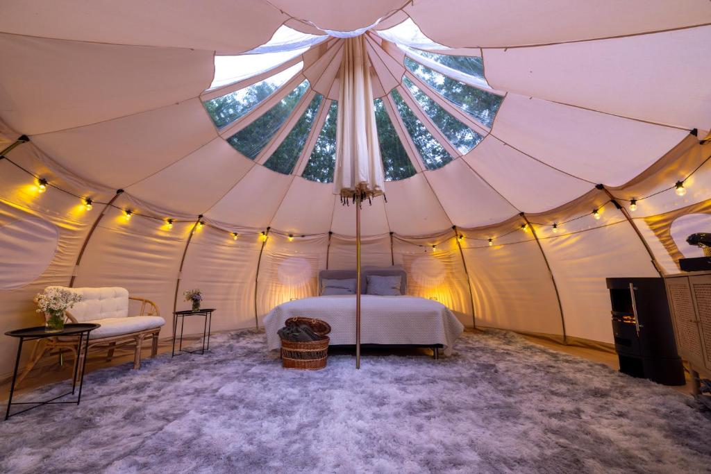 Postel nebo postele na pokoji v ubytování Holmegaard vin og glamping