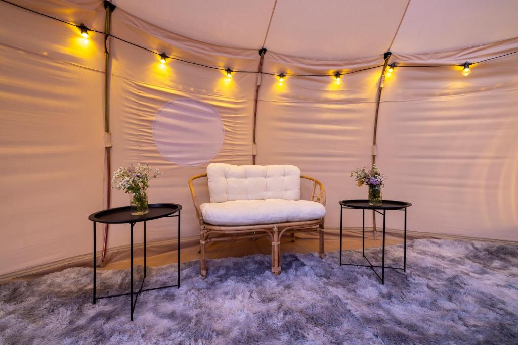 Posezení v ubytování Holmegaard vin og glamping